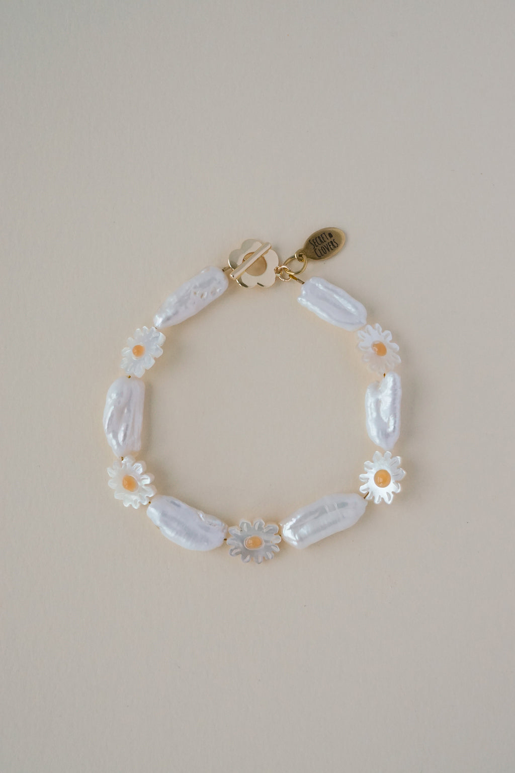 Fresh Daisies Pearl Bracelet (Backorder)